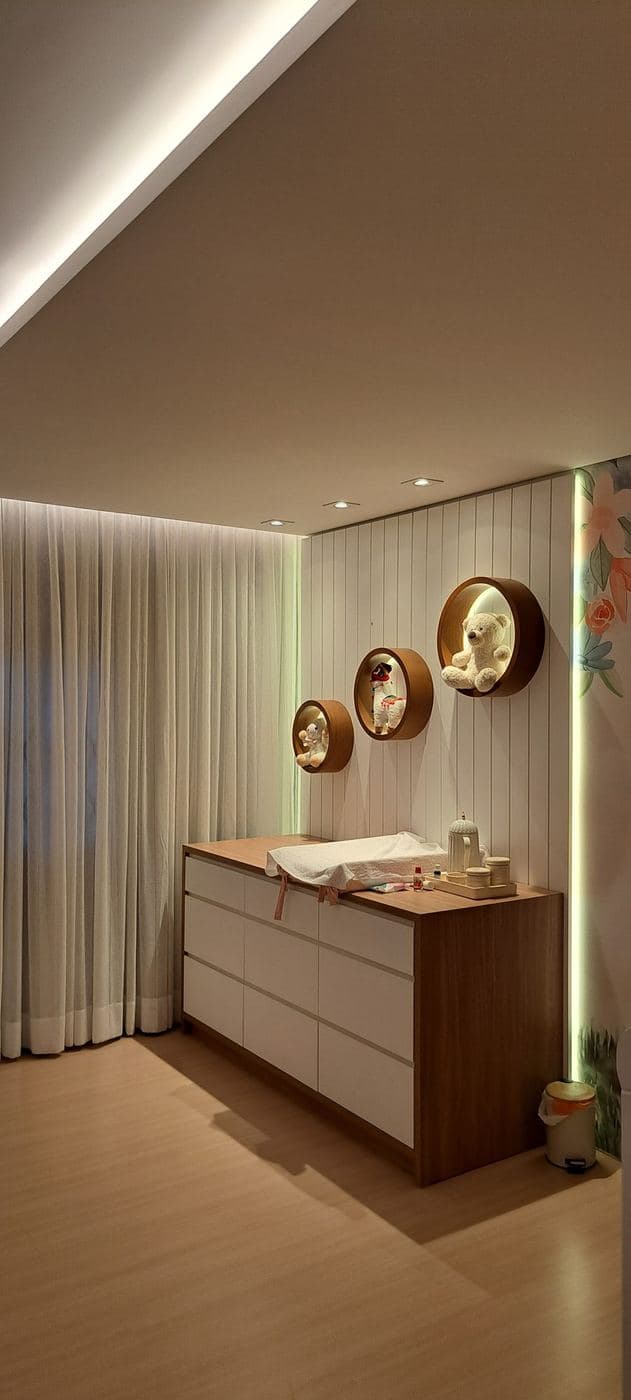 Quarto com luz indireta: Fita de LED no forro de gesso e perfil vertical na parede, com luz quente e indireta.