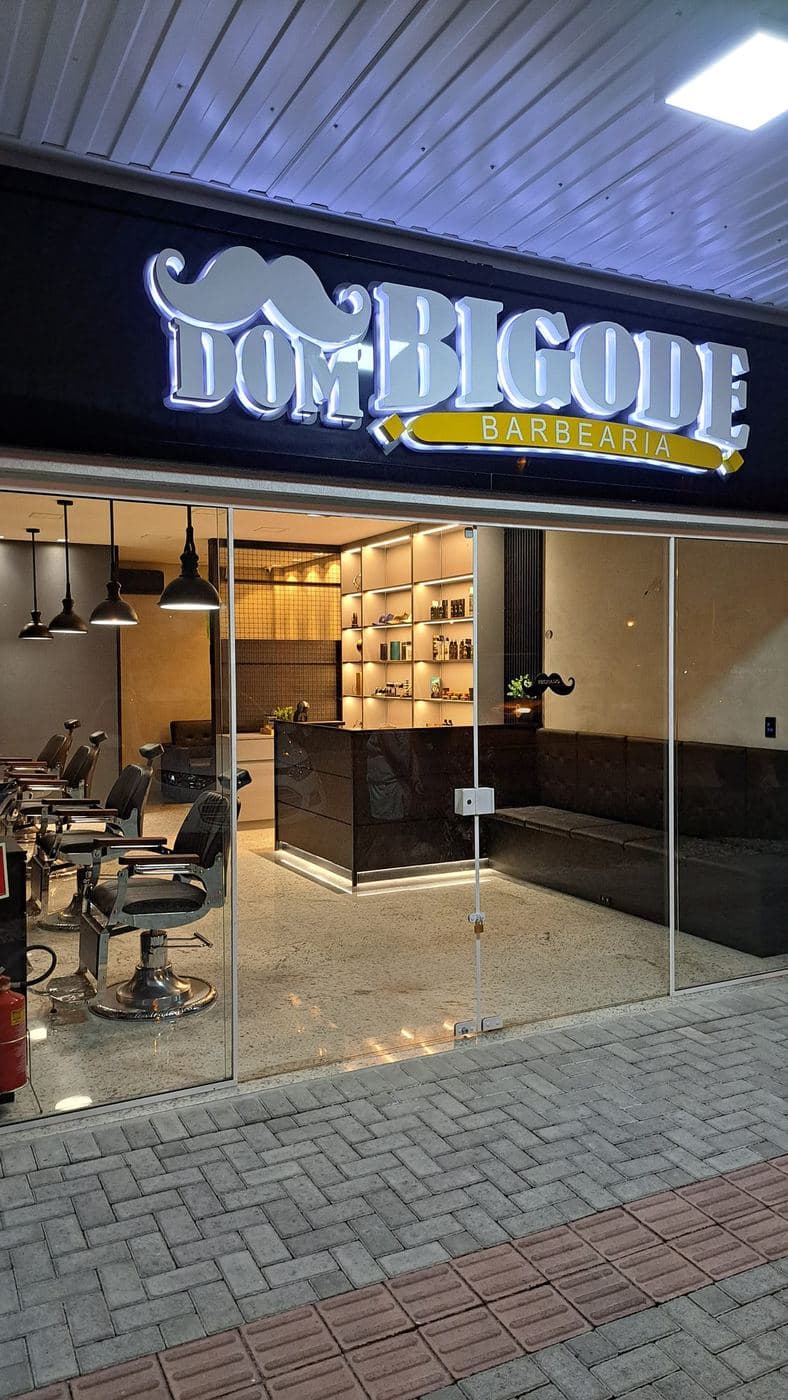 Barbearia, fachada e salão: Letreiro iluminado na fachada, pendentes no salão e prateleiras com LED.