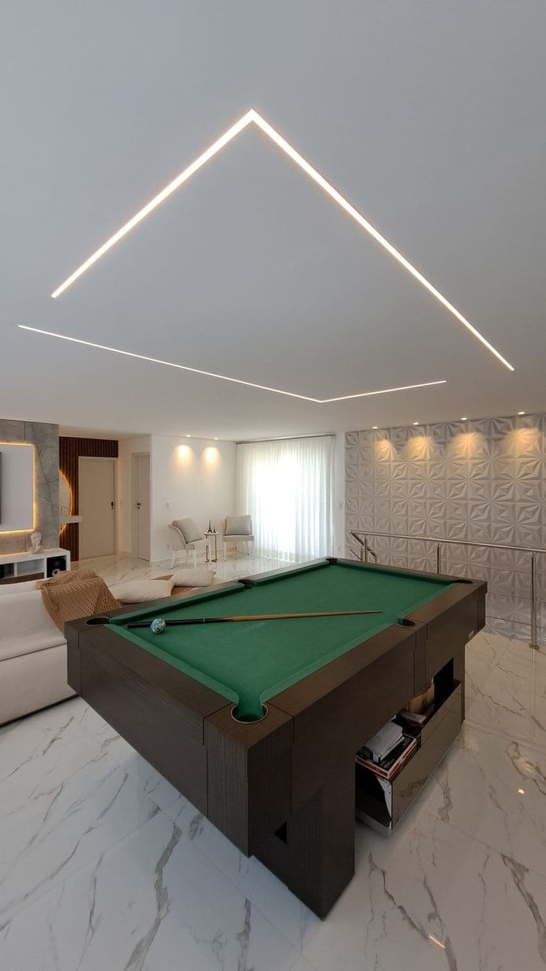 Sala de jogos: Perfis de LED embutidos no forro em linhas diagonais e luz de parede ao fundo.