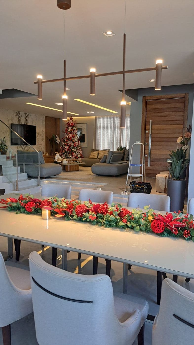 Sala de jantar e estar: Pendente linear sobre a mesa, spots direcionáveis e sancas com LED.