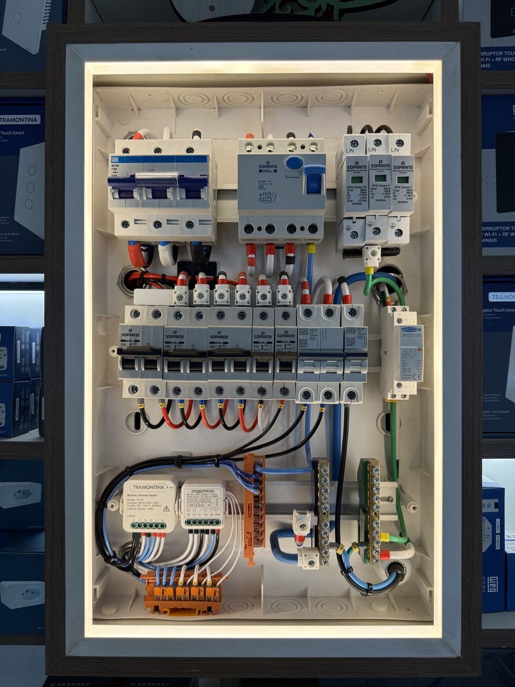 Quadro de distribuição residencial: Quadro com disjuntores, DR, DPS e módulos de automação, com fiação organizada e identificada.