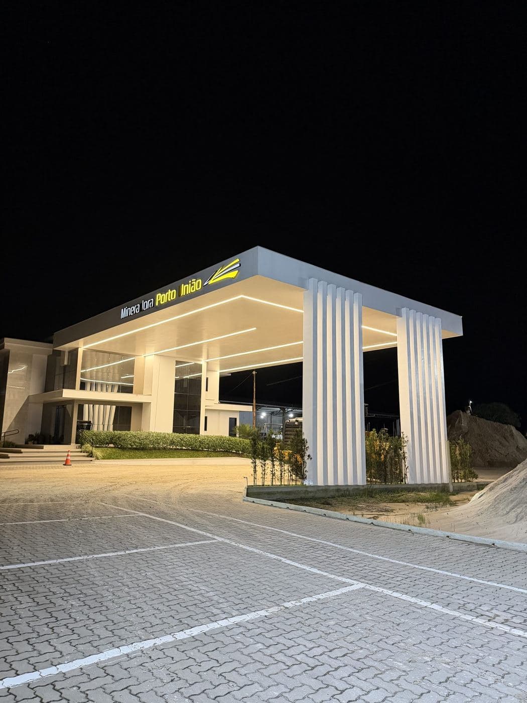 Pórtico de entrada: Pórtico com LED no forro e destaque nos pilares, visível de longe à noite.