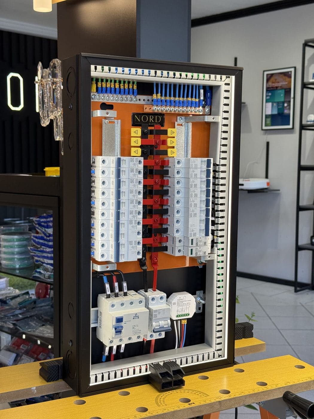 Montagem de quadro: Quadro de distribuição montado na bancada antes da instalação, com circuitos identificados.