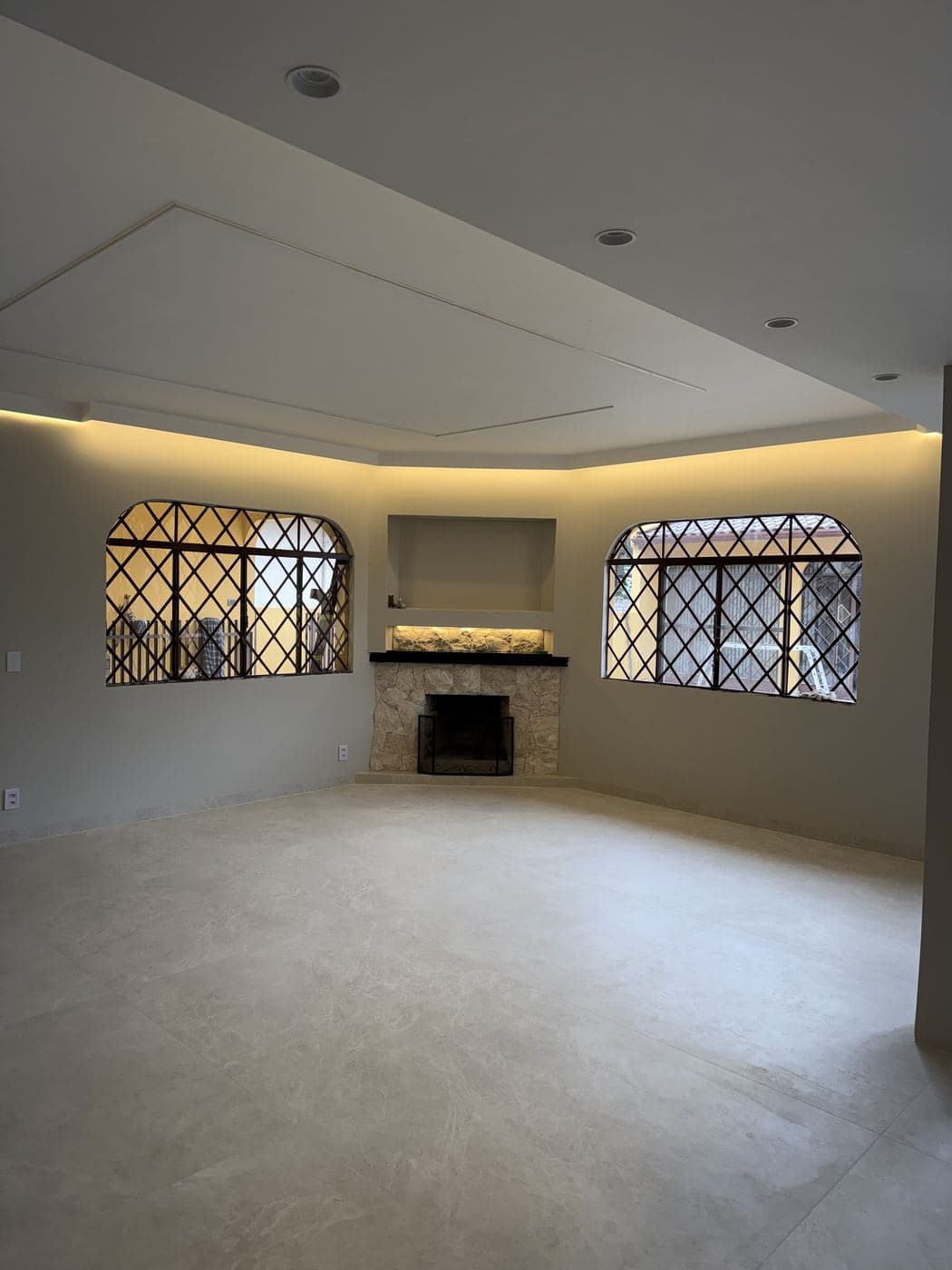 Sala com sanca de LED: Sanca com LED contornando todo o forro, com luz indireta e uniforme.
