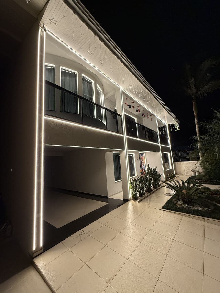 Iluminação externa em fachada e jardim feita pela NORD